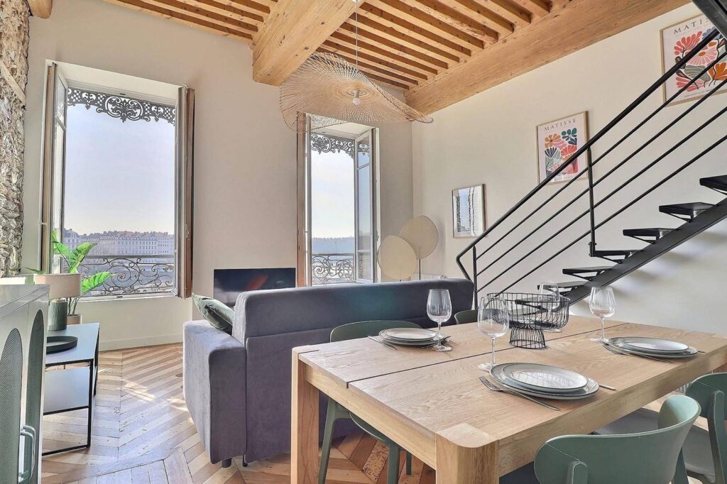 Rénovation d'un appartement avec moulures anciennes au plafond dans le vieux Lyon